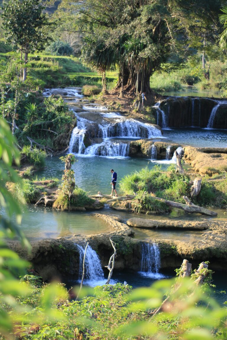 Der Weekacura Wasserfall im Westen Sumbas – glasklares Wasser, tropisches Grün und pure Entschleunigung auf deiner Erlebnisreise Sumba.