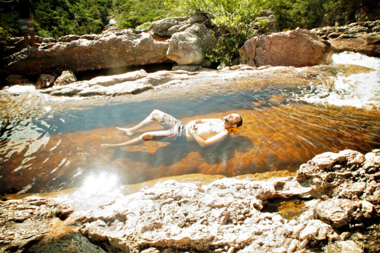 Reisender lässt sich auf dem Wasser treiben