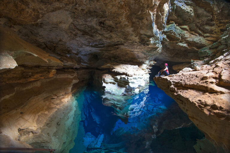 Türkises Wasser in Höhle