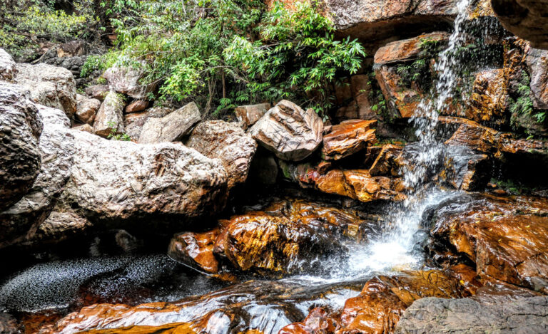 Kleiner Wasserfall über Felsen