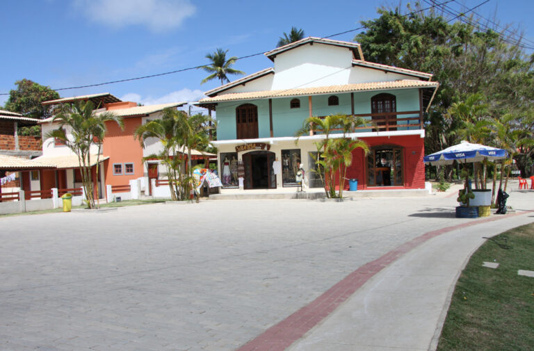 Platz mit bunten Häusern in Imbassaí