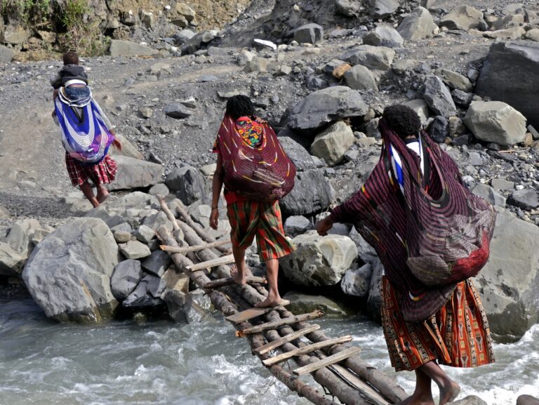 überquerung im Baliemt Tal in West Papua