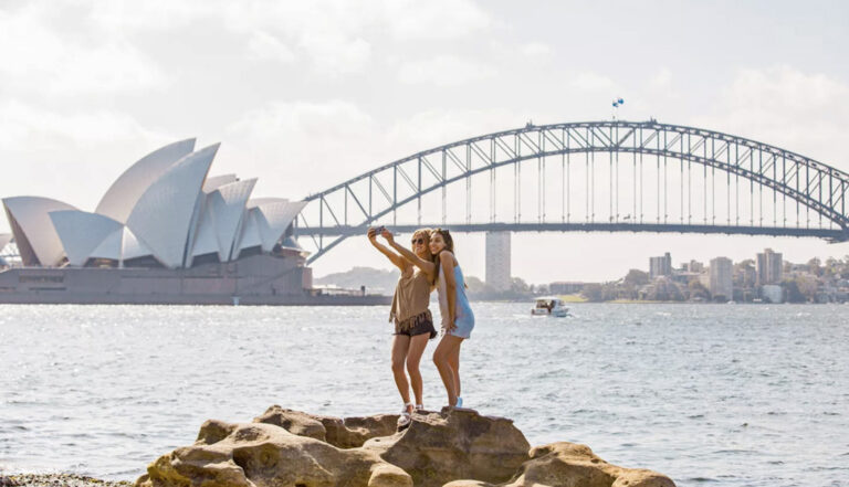 Posieren vor der Harbour Bridge und dem Opernhaus