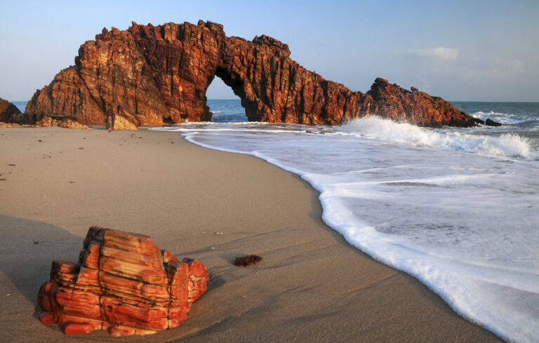 Roter Felstorbogen am Meer in Jericoacoara