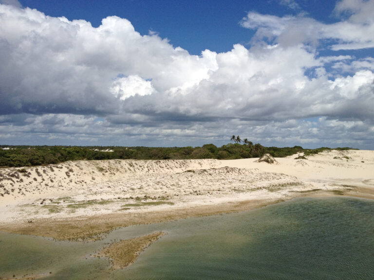 Wolken, Strand und Meer