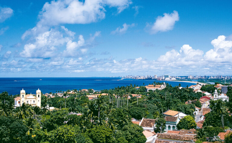 Blick auf die Stadt Olinda und das Meer