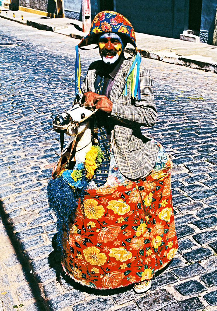Geschminkter und verkleideter Straßendarsteller