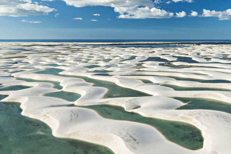 Sanddünen mit Wasserlöchern im Lencois Maranhenses Nationalpark