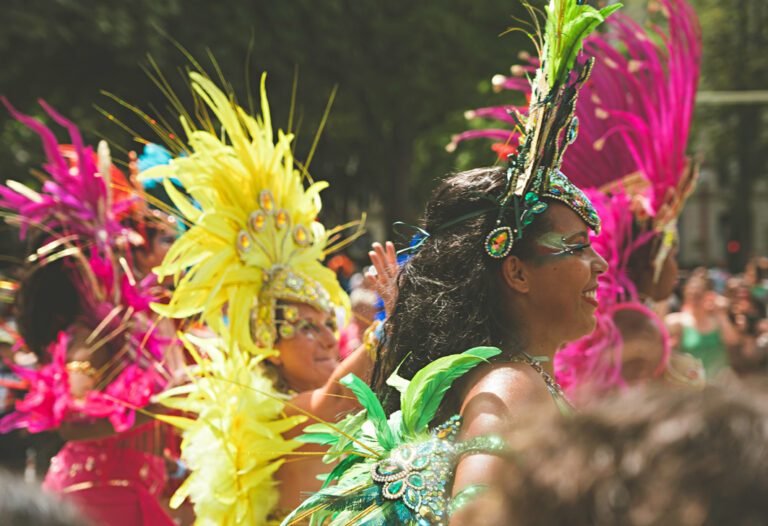 Verkleidete Frauen beim Karneval in Rio