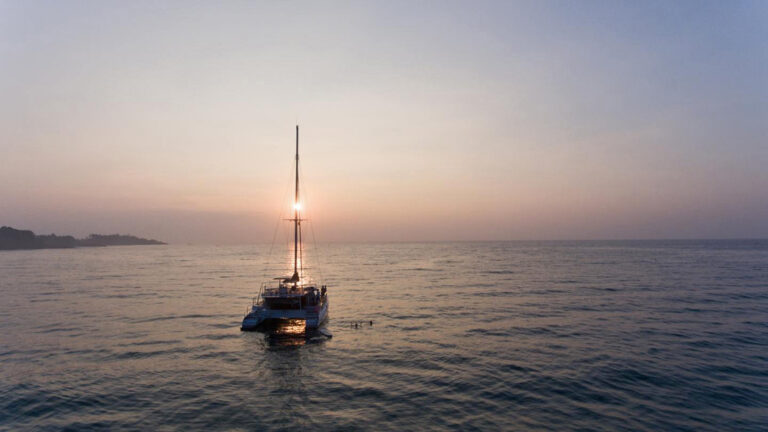 Den Sonnenuntergang vom Wasser aus genießen