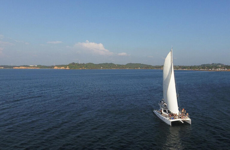 Katamran segelt auf Küste zu