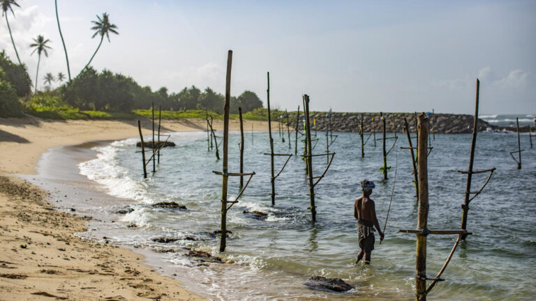 Fischer am Strand von Mirissa