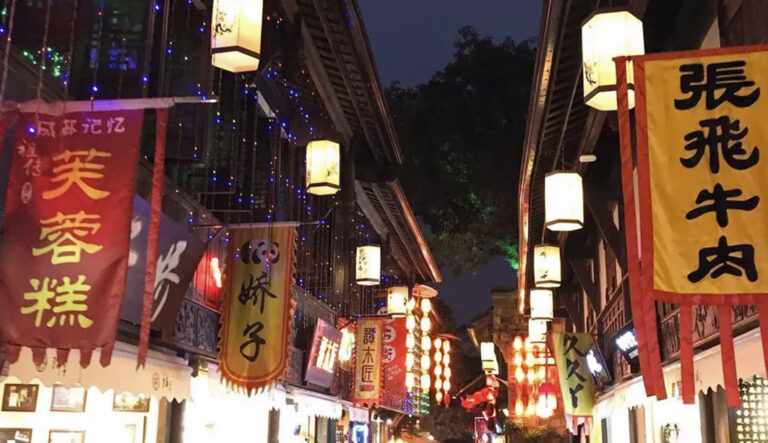 Beleuchtete Straßenschilder und Laternen in Chengdu