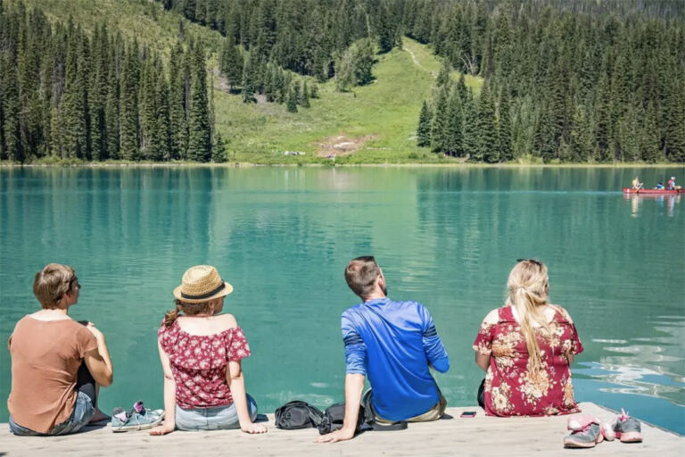 Reisende auf Steg vor Emerald Lake