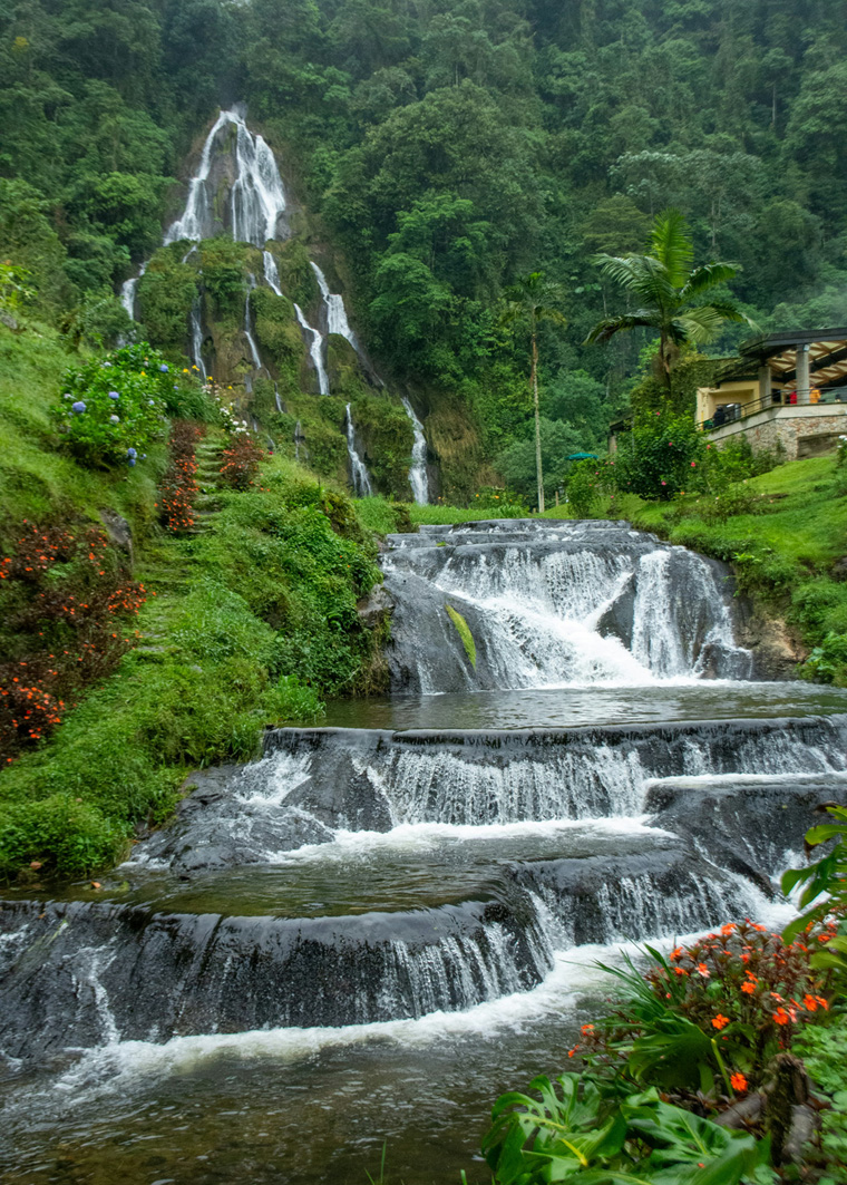 Mehrstufiger Wasserfall im Dschungel