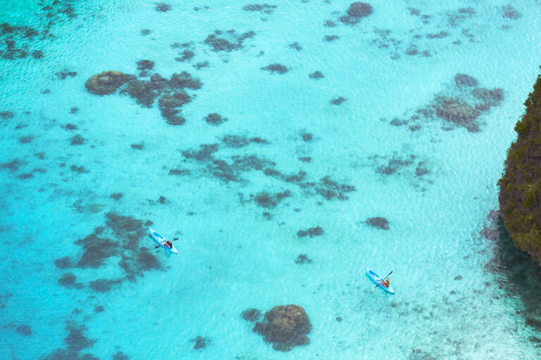 Mit dem Kajak über kristallklares Wasser gleiten