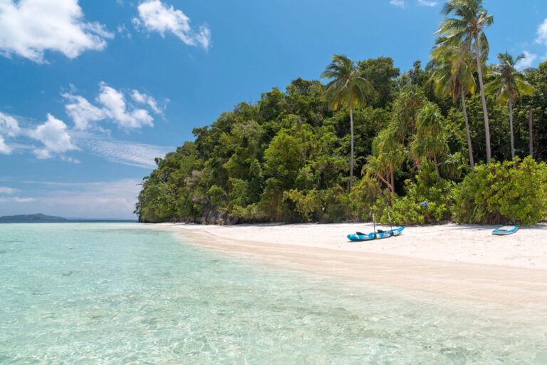 Wunderschöne weiße Sandstrände ganz für sich haben
