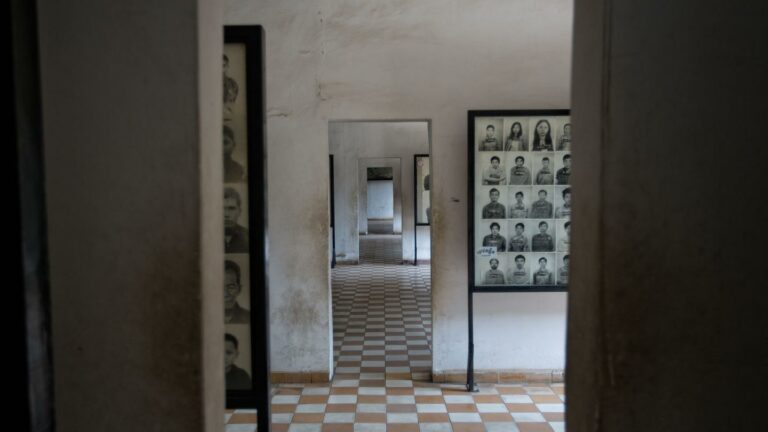 Gedenktafeln an die Opfer der Roten Khmer