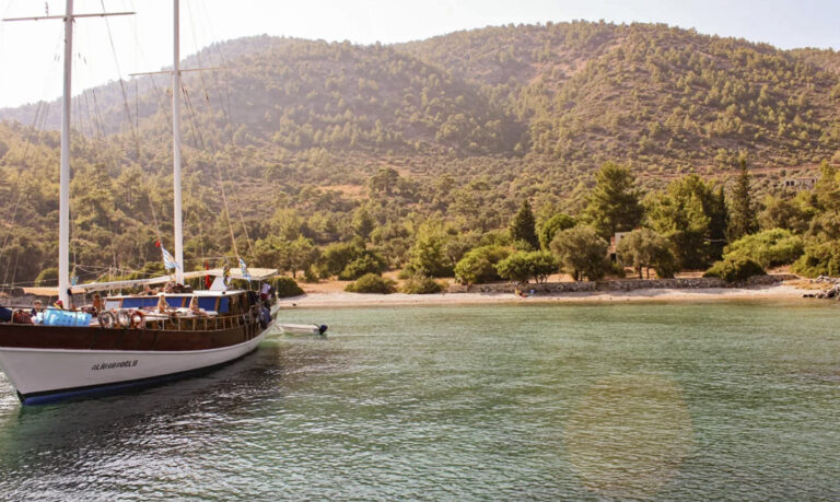 Vor Anker in einer wunderschönen Bucht