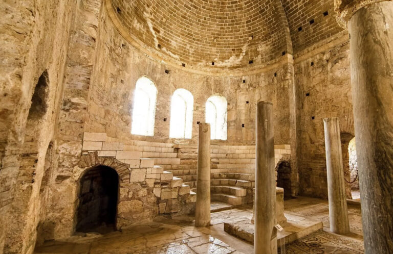 Im Innern der St. Nicholas Kirche