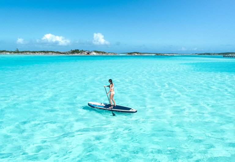 Über kristallklares Wasser paddeln