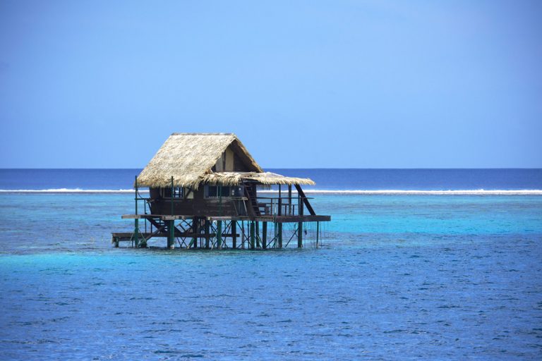 Pfahlhütte im azuarblauen Meer