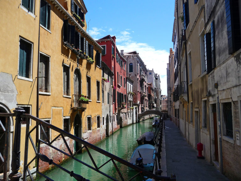 Kanäle verbinden die bunten Häuser