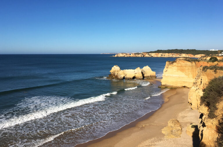 Strand, Felsen und Meer an der Algarve