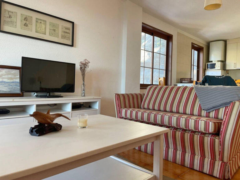 In offenem Übergang zur Küche