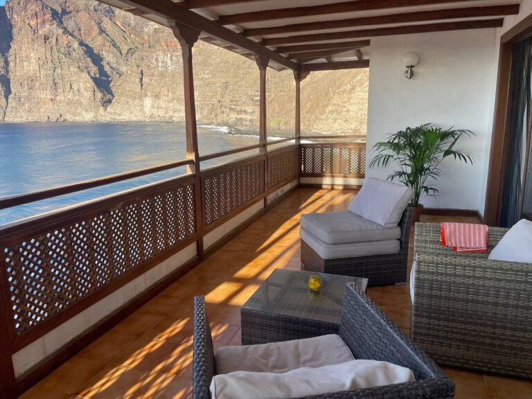 Balkon mit Blick aufs Meer