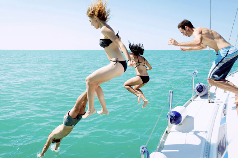 Gruppe springt von Bord ins Wasser