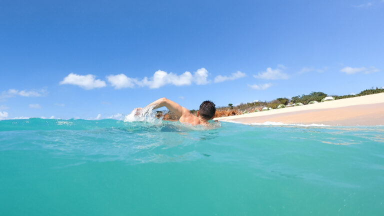 Schwimmen im türkisfarbenen Meer