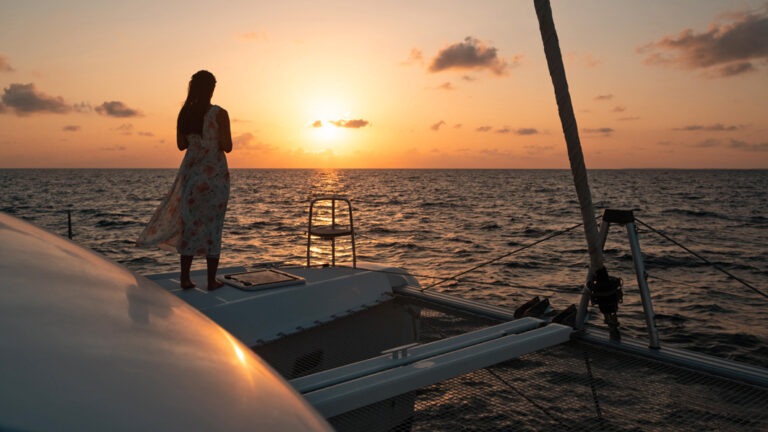 Den Sonnenuntergang vom Meer aus genießen