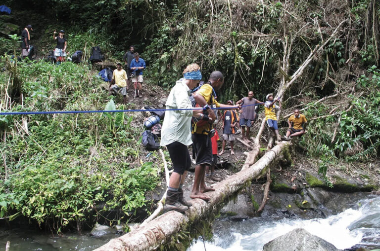 Flussüberquerung im Team