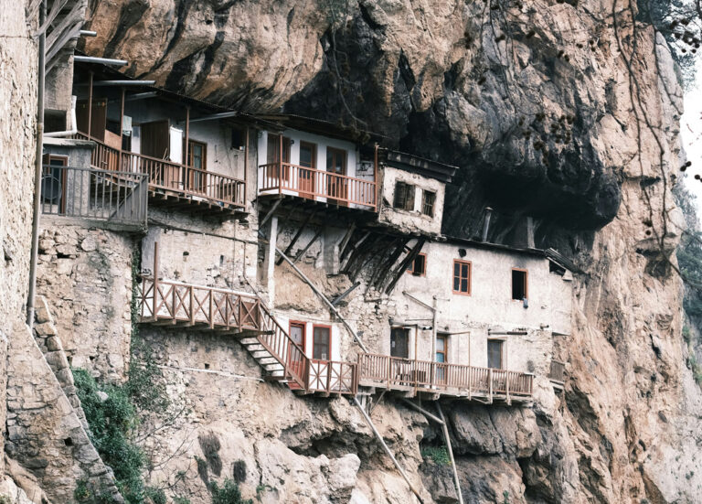 Das Prodromou Kloster hängt wie ein Schwalbennest an der Felsmauer