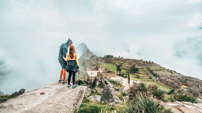 Mystisch erhebt sich Machu Picchu aus dem Nebel