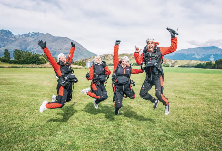 Gemeinsam Mut für einen Fallschirmsprung aufbringen