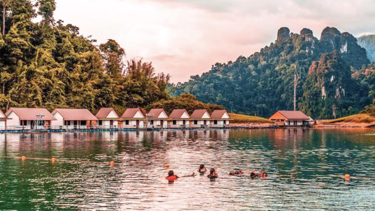 Schwimmende Unterkunft in Postkartenkulisse