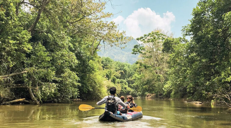 Mit dem Kanu unterwegs im Khao Sok Nationalpark