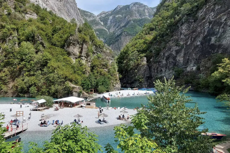 Abkühlung im Shala Fluss