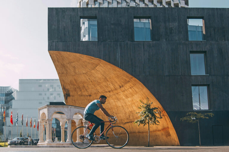 In Tirana trifft Geschichte auf moderne Architektur