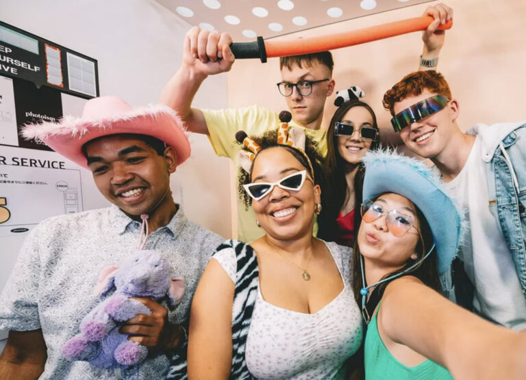 Gruppe im Party-Outfit