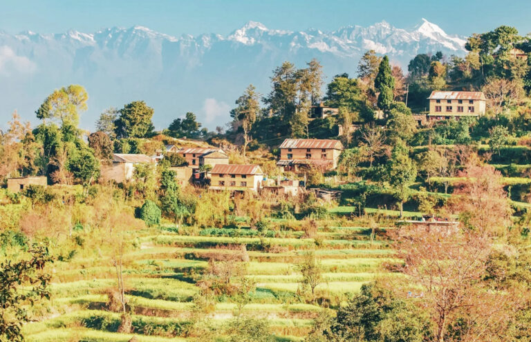 Vorbei an kleinen Siedlungen