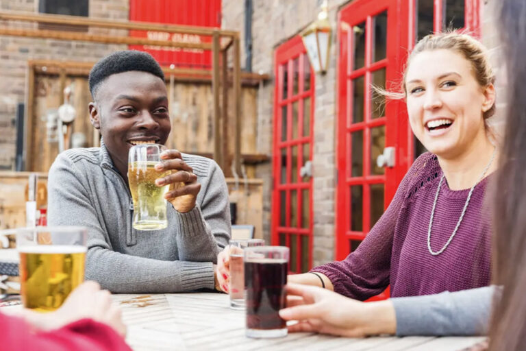 Gemeinsam auf die tolle Zeit anstoßen