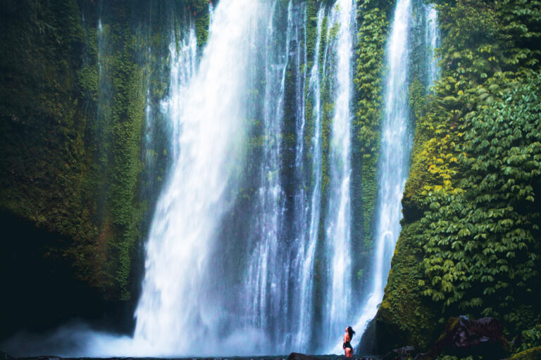 Abkühlung an einem spektakulären Wasserfall