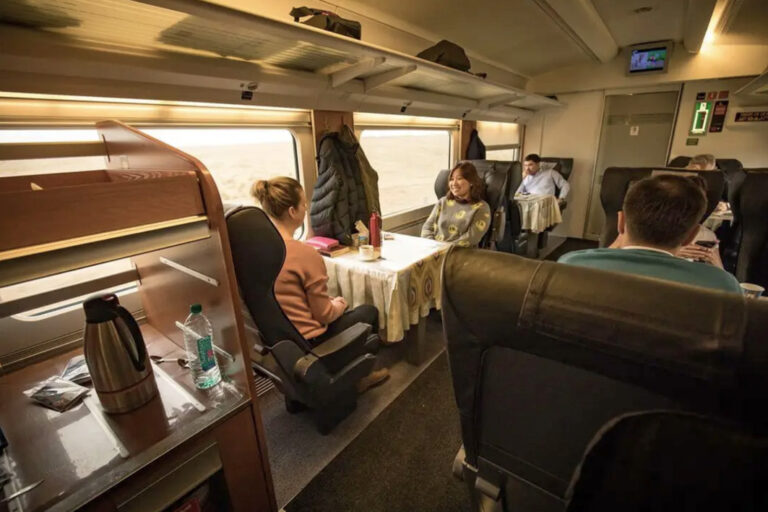 Unterwegs mit dem Hochgeschwindigkeitszug