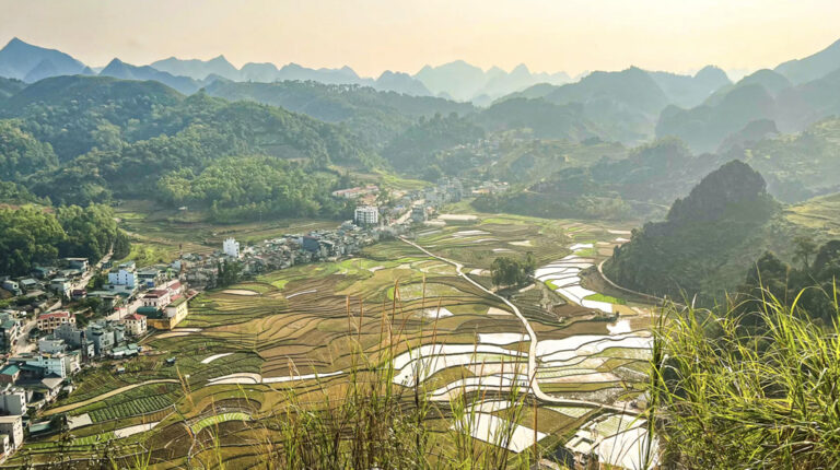 Panoramablick auf Dong Van und Reisfelder