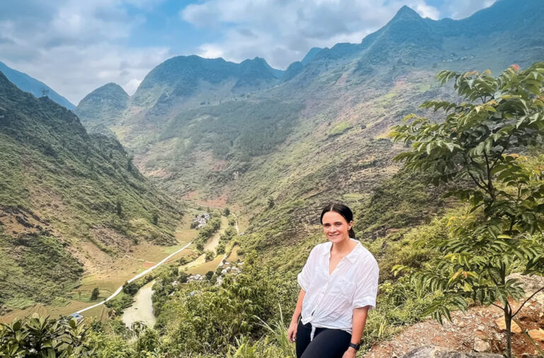 Reisende an Aussichtspunkt der Ha Giang Schleif