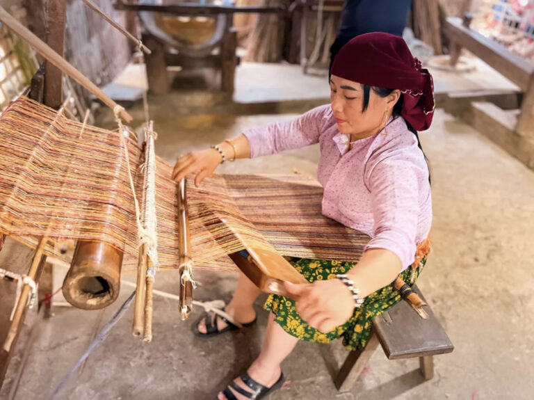 Einheimische bei der H'mong Leinenstoffherstellung