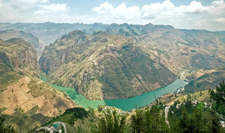 Ausblick vom Sky Path auf Fluss und Berge